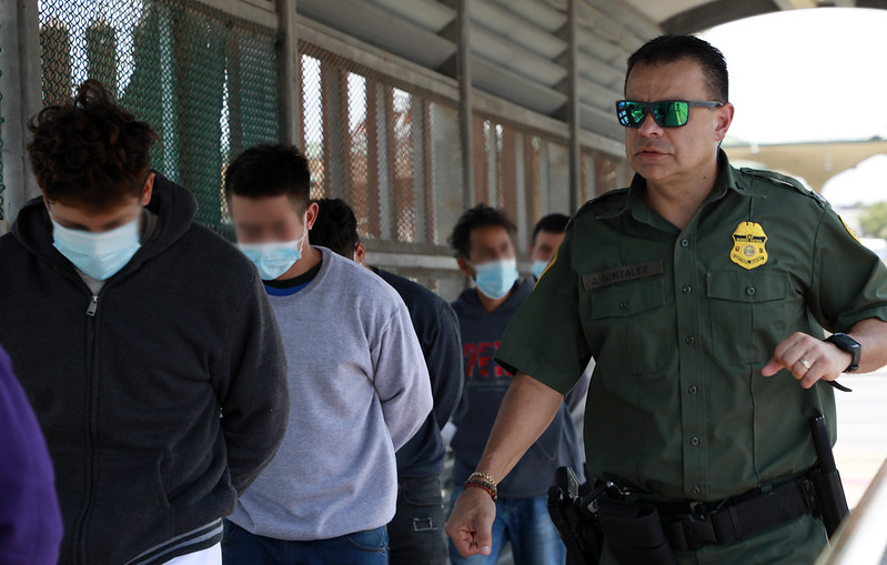 El país que recibe remesas y «envía»&nbsp;refugiados